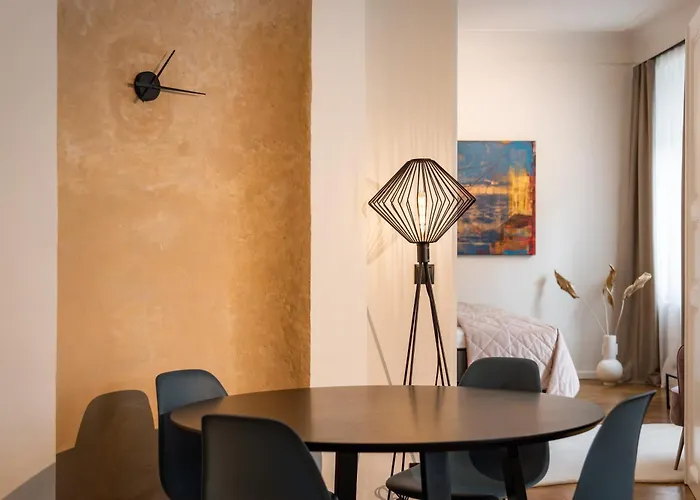 Luxury Design In Center شقة *